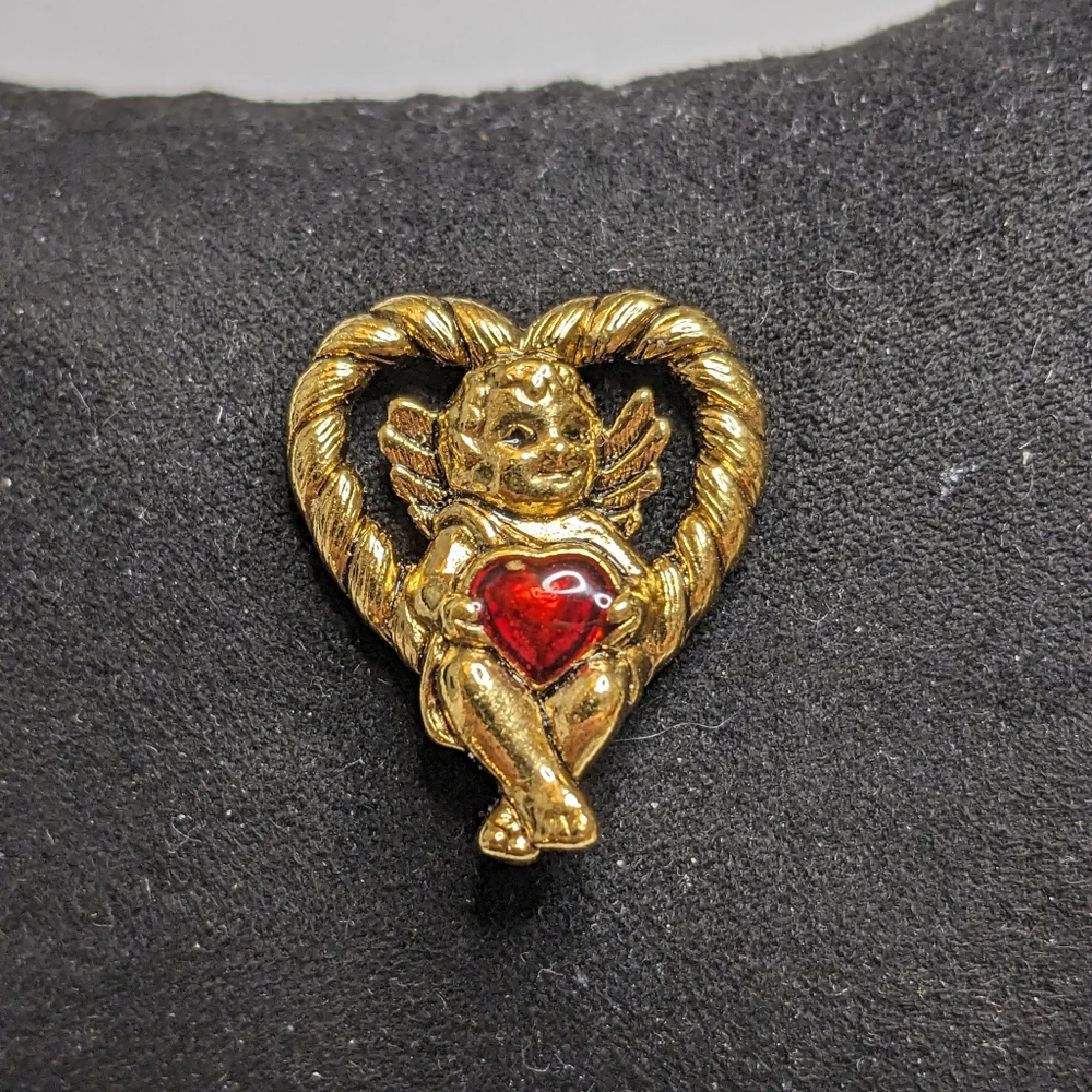 Vintage Avon Cherub‎ Angel with Red Heart Pin Brooch